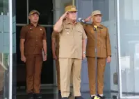 Wali Kota Wesly Pembina Apel Gabungan Pemko Pematangsiantar dan Serahkan SK Pensiun ASN