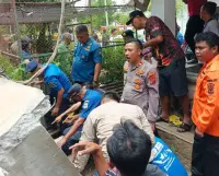 Pekerja Jatuh Tertimpa Bangunan, Kondisinya Patah Tulang