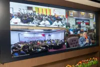 Tak Kenal Hari Libur, Gus Ipul Pimpin Penyaluran Bantuan Korban Bencana Sumatra