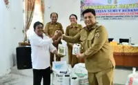 Hasil Kolaborasi Sumut Berkah, Bupati Samosir Serahkan Bantuan Bibit Pengembangan Cabai dan Bawang Merah