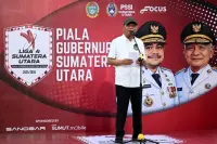 Payabakung United Juara Liga 4 Sumut, Wagub Surya Serahkan Trofi Piala Gubernur