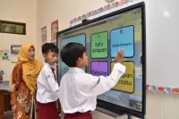 IFP Mudahkan Guru Akses Sumber Pembelajaran dan Murid Terlibat Aktif dalam Pembelajaran