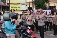 Hari Kartini, Polres Pematangsiantar Bagikan Bunga dan Cokelat ke Pengendara