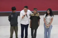 Calon Siswa Sekolah Rakyat Menangis di Pelukan Seskab Teddy: Saya Mau Sekolah, Pak