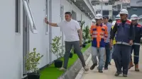 Pemerintah Bangun Hunian Layak bagi Warga Pinggir Rel Pasar Senen, Seskab Teddy Tinjau Langsung