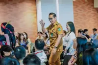 Ketika Rico Waas Menggali Mimpi dan Menyalakan Nyali Mahasiswa