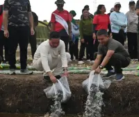 Bupati Oloan Senam Bersama dan Tabur Benih Ikan di Batalyon Infanteri TP 955/HS