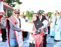 Kepsek dan Siswa Berprestasi Terima Penghargaan dari Pemkab Tapteng