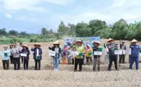 Menjawab Kepercayaan Pusat, Bupati Samosir Tanam Bawang Putih Bantuan Kementan bersama Kelompok Tani