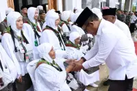 Bupati Tapteng Lepas 55 Jamaah Calon Haji ke Tanah Suci