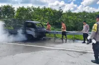 Mobil Carry Terbakar di Tol Sinaksak, Sopir dan Penumpang Selamatkan Diri