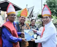 Wamen PPN/Wakil Kepala Bappenas Kunjungi Samosir, Wabup Sambut di Huta Siallagan dan Serahkan Proposal Pengembangan Daya Tarik Wisata Baru