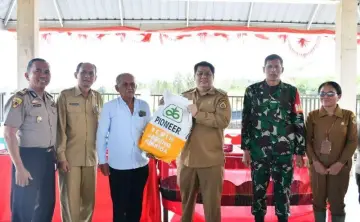 Gubsu Bantu Bibit Jagung 40 Hektare, Bupati Vandiko Turun Lapangan Tanam Benih Bersama Petani