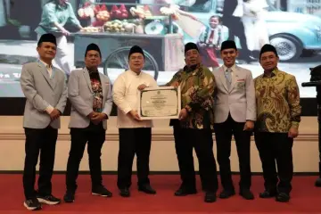 Dukung Pembinaan Pemuda Masjid, Wali Kota Wesly Terima Penghargaan dari BKPRMI