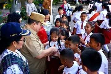 Momen Wali Kota Wesly Jadi Pembina Upacara di Tempat Ia Bersekolah Dulu