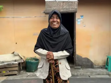 Kisah Mak Painah, Lansia Tangguh dengan Semangat Hidup yang Terus Menyala