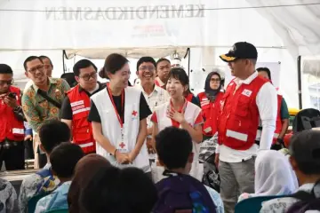 Hongkong Red Cross Bersama PMI Tapteng Serahkan Bantuan 110 Paket Sekolah