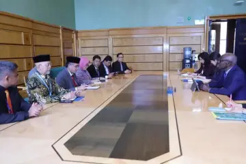 Sampaikan Pesan Presiden Prabowo, Menaker Serahkan Instrumen Asli Ratifikasi Konvensi ILO 188 kepada Dir jen ILO