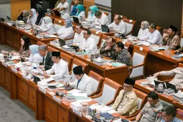 Kemensos Demonstrasikan Digitalisasi Bansos di Hadapan DPR