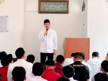 Mensos Gus Ipul Salat Jumat Bersama Siswa Sekolah Rakyat