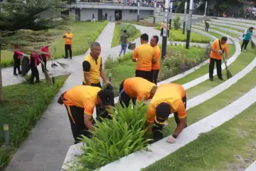 Polres Simalungun Gelar Aksi Bersih di Pantai Bebas Parapat
