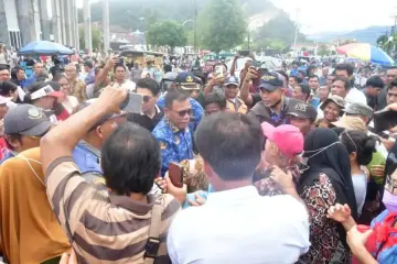 Ratusan Warga Tapteng datangi Kantor Bupati, Pertanyakan Bantuan Jaminan Hidup