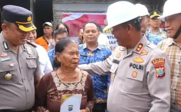 Jelang HUT Bhayangkara ke-80, Kapolres Simalungun Bedah Rumah seorang Lansia