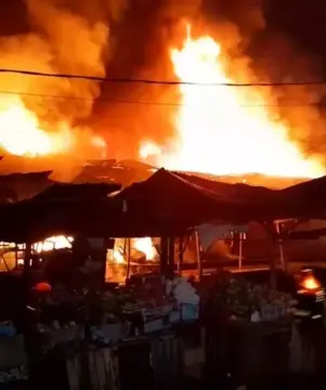 Kebakaran Melanda Pasar Dwikora Menghanguskan 311 Kios