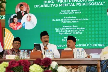 Gus Ipul Luncurkan Buku Fikih Penguatan Disabilitas Mental Psikososial di Teras Gubuk Ploso