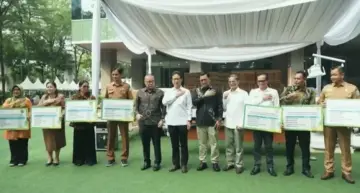 Kemenkes Serahkan Bantuan Alat Kesehatan untuk Tapanuli Tengah