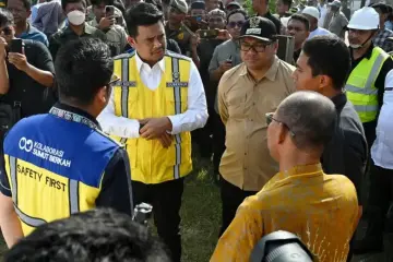 Bobby Nasution Tinjau Jalan Rusak di Galang, Pastikan Perbaikan Segera Dimulai dan Galian C Ilegal Ditutup