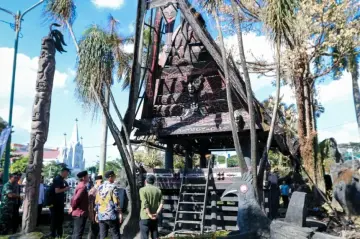 Tinjau Rumah Adat Sisingamangaraja Yang Terbakar , Rico Waas Pastikan Segera Dilakukan Perbaikan