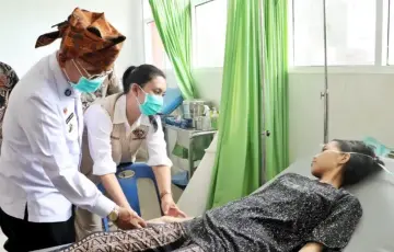 Bupati Anton Evakuasi Pasien Jantung dan Anemia dari Puskesmas Ujung Padang ke RSUD Perdagangan