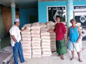 H Novri Ompusunggu Bantu 200 Zak Semen Untuk Renovasi Mesjid Ridho Nagori Bosar