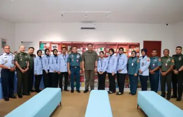 Menhan Sjafrie Tinjau Apotek Farmasi Pertahanan Baharwathan Kemhan Di RSPPN Soedirman