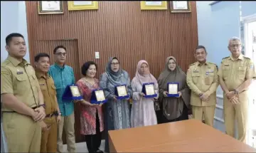 Sekda Binjai Serahkan Cinderamata kepada ASN yang Memasuki Masa Purna Bhakti