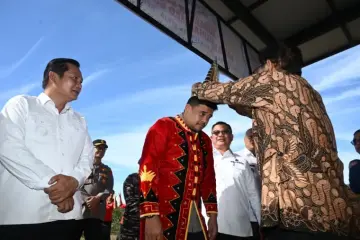 Disambut Hangat Warga di Bandara Binaka, Bobby Nasution Awali Agenda Berkantor di Kepulauan Nias