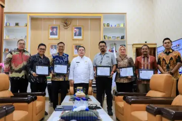 Wali Kota Wesly Beri Penghargaan AKIP kepada 5 OPD Berkinerja Terbaik