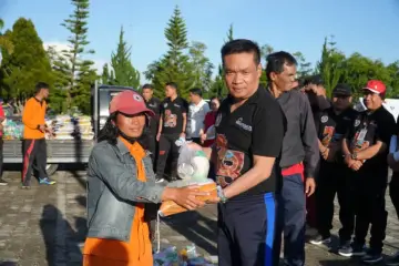 HUT ke-23 Humbahas, Bupati Oloan Serahkan Bantuan untuk 70 Petugas Kebersihan