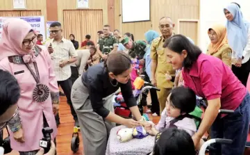 Puluhan Anak Disabilitas di Simalungun Terima Kursi Roda Adaptif