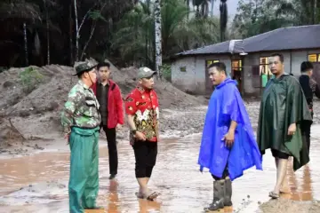 Bupati Masinton Tinjau Banjir Sipange, Perintahkan Normalisasi Sungai dan Pembangunan Sabo Dam