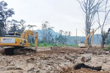 Pemkab Tapteng Kerahkan 11 Alat Berat Percepat Normalisasi Sungai dan Pemulihan Pasca Banjir Sipange