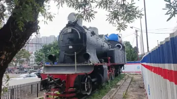 KAI Divre I Sumut Rawat Monumen Lokomotif DSM 38 Berusia 113 Tahun di Stasiun Medan