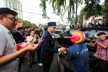 Kibarkan Semangat Kemerdekaan, Rico Waas dan Zakiyuddin Harahap Bagikan Bendera kepada Warga Medan