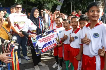 Para Pemenng Fun Run 8,1K dan Pekan Olahraga Merah Putih Terima Hadiah