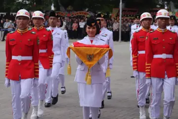 Upacara HUT ke-81 RI di Siantar, Syalomita Jessica Pembawa Baki Bendera