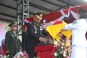 Kapolres Simalungun Pimpin Aubade dan Penurunan Bendera HUT ke-81 RI