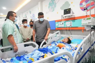 Gubernur Bobby Nasution Jenguk Murid Korban Keracunan MBG Karo di RS Haji, Pastikan Penanganan Hingga Pulih