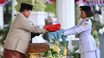 Presiden Prabowo Pimpin Upacara Penurunan Bendera Merah Putih di Istana Merdeka, Tegaskan Semangat Kebersamaan di HUT ke-81 Kemerdekaan RI