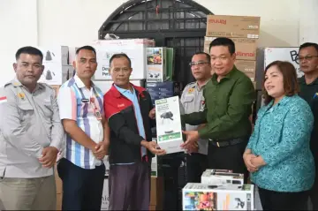 Bupati Oloan Serahkan Bantuan Kepada 31 UMKM Terdampak Bencana di Humbahas